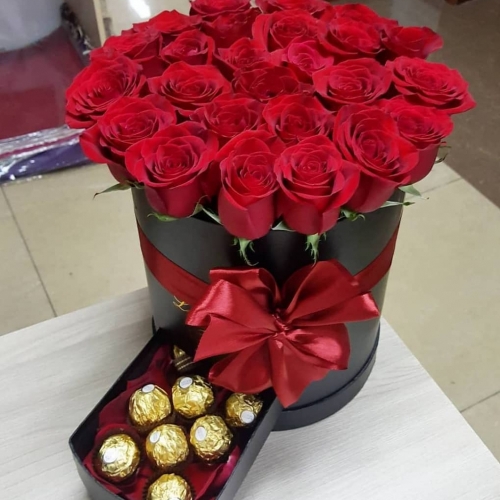 Голландские розы в коробке с шоколадами